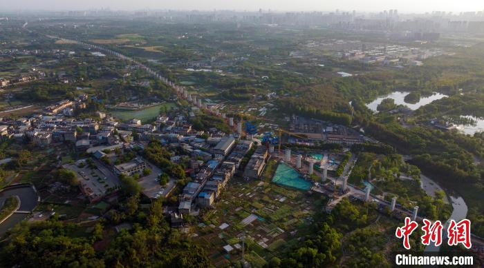 航拍正在建設(shè)中的成都至自貢高速鐵路成都段?！⒅铱?攝