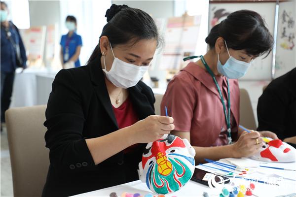 展覽會(huì)現(xiàn)場(chǎng)，泰國(guó)民眾體驗(yàn)畫(huà)臉譜。人民網(wǎng)記者 趙益普攝