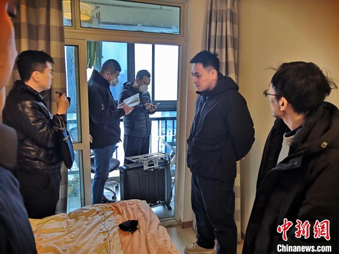 丹東市公安局民警抓捕犯罪嫌疑人，在其家中進(jìn)行搜查?！〉|市公安局供圖