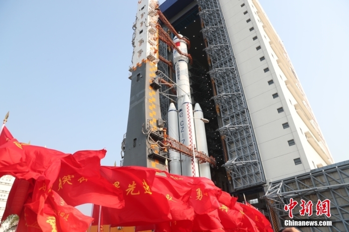 圖為轉(zhuǎn)運(yùn)現(xiàn)場(chǎng)。攝影 邱立軍 黃國暢