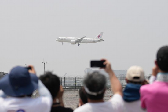 5月28日，C919首個商業(yè)航班東航MU9191飛抵北京首都國際機場。新華社記者鞠煥宗攝