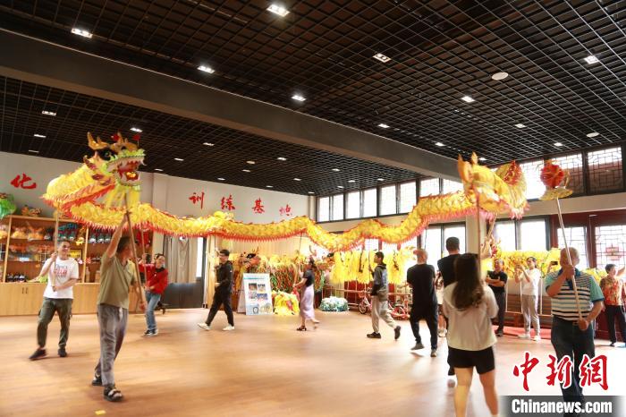 臺胞臺屬體驗舞龍?！≈芪的裙﹫D