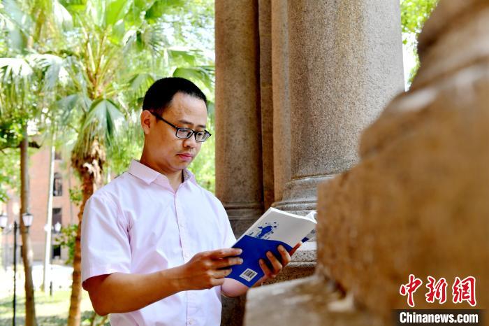 圖為福建師范大學(xué)教育學(xué)院臺(tái)灣教師陳昭志正在看書?！蚊?攝