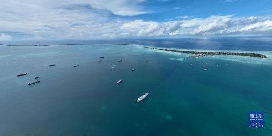 7月22日，中國(guó)海軍“和平方舟”號(hào)醫(yī)院船結(jié)束基里巴斯訪問，駛離塔拉瓦港。新華社發(fā)（桂江波 攝）