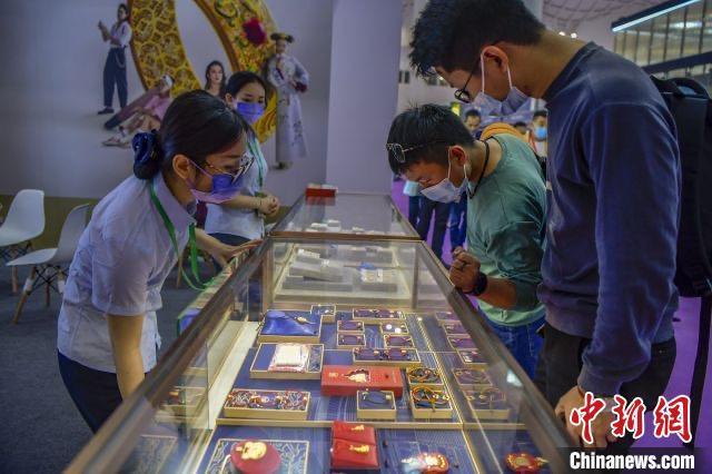 資料圖：民眾選購(gòu)金飾品。駱云飛 攝