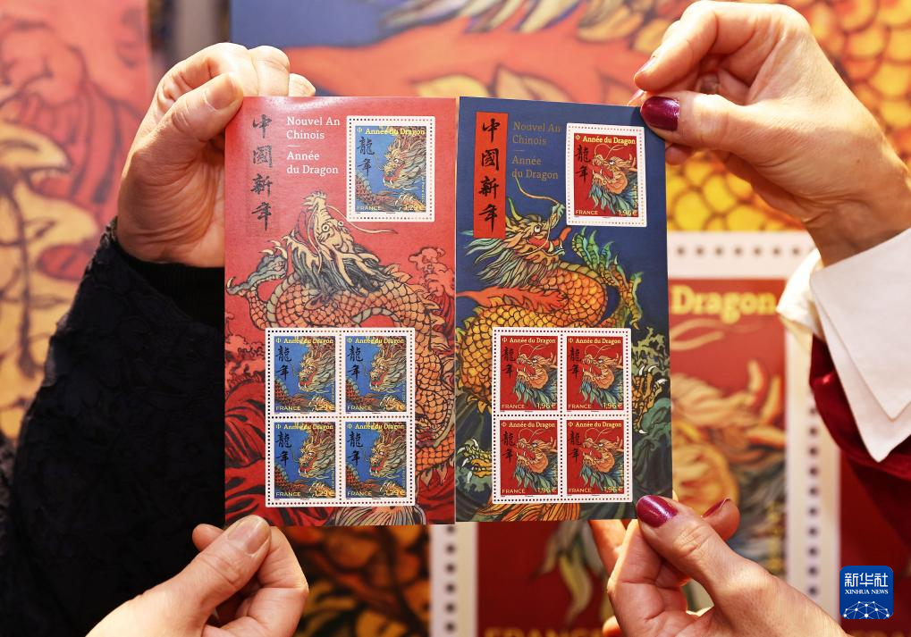 這是1月26日在法國巴黎拍攝的龍年生肖紀(jì)念郵票。新華社記者 高靜 攝