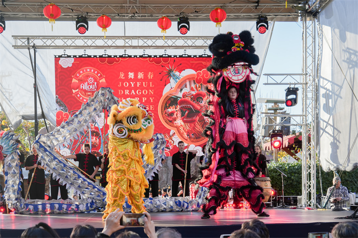 中國(guó)駐希臘大使館大使肖軍正與希方嘉賓為舞龍點(diǎn)睛。     希臘小朋友進(jìn)行舞龍舞獅表演。《中希時(shí)報(bào)》供圖