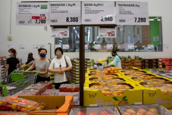 2022年7月9日，人們在韓國高陽市一家超市水果區(qū)購物。新華社記者王益亮攝