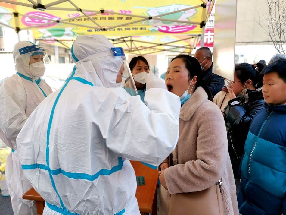 連云港贛榆區(qū)抽調(diào)近500名醫(yī)務人員開展核酸檢測。朱代桂攝