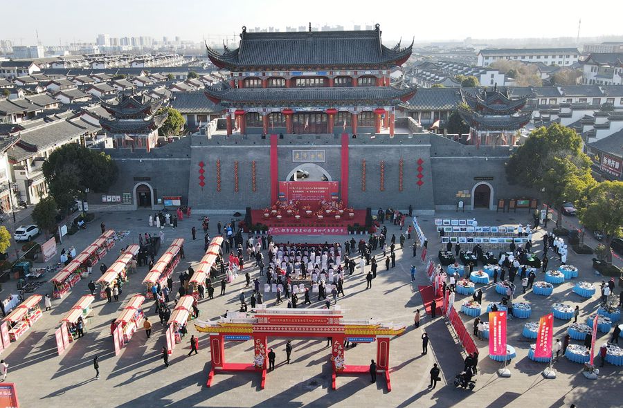 城門(mén)掛春聯(lián)，金湖沖刺“開(kāi)門(mén)紅”。陳義寶攝