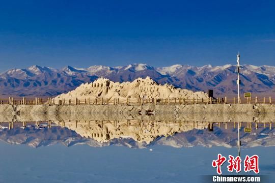 圖為“青海茶卡鹽湖”景區(qū)。（資料圖）　張?zhí)砀！z