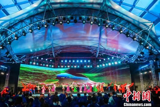 25日晚，滬果文旅交流文藝演出在上海國(guó)際旅游度假區(qū)大通音樂谷開演?！O睿　攝