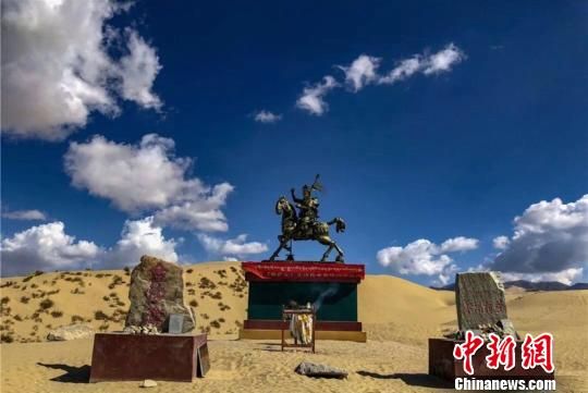 圖為青海湖畔的喜瑪拉登《格薩爾》史詩(shī)傳承基地。鐘欣 攝