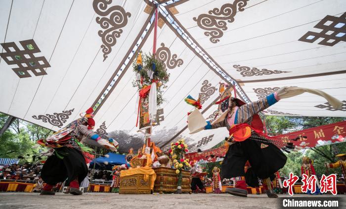 圖為2018年8月12日，西藏拉薩雪頓節(jié)期間，羅布林卡公園內舉行的藏戲比賽吸引了眾多藏族民眾和國內外游客前來觀看(資料圖)。　何蓬磊 攝