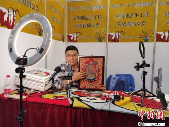 圖為義賣現(xiàn)場?！∑钤鲚怼z 　　