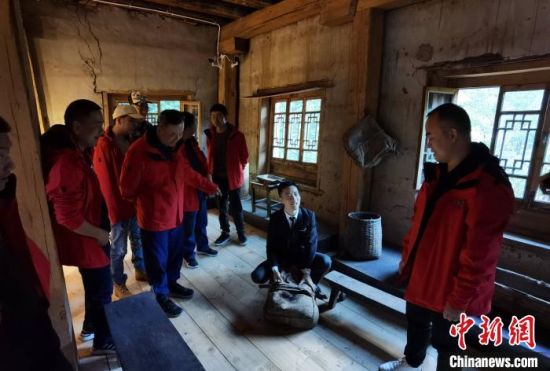 圖為2020瀾湄萬里行中外媒體采訪曲孜卡文旅發(fā)展情況?！『衍?攝