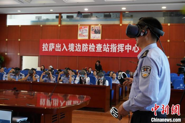圖為移民管理警察、機場工作人員等體驗VR學黨史?！≯ㄔ?攝