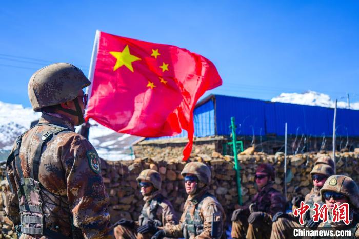 西藏山南軍分區(qū)某團組織官兵雪域拉練