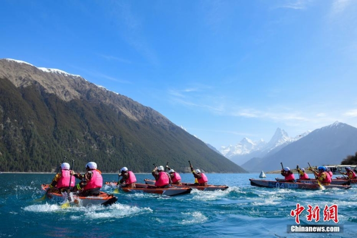 圖為200米靜水雙人漂流艇競速賽比賽現(xiàn)場。<a target='_blank' href='/'><p  align=