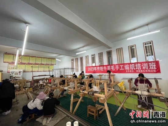 圖為傳統(tǒng)牛羊毛手工編織培訓(xùn)現(xiàn)場。馬玉玲 攝