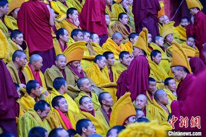 10月26日，班禪在扎什倫布寺參加“嘎欽”學(xué)位立宗答辯，圖為扎寺僧人同時(shí)在多加大院辯經(jīng)。<a target='_blank' ><p  align=