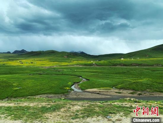 自2005年啟動(dòng)三江源生態(tài)保護(hù)和建設(shè)工程以來(lái)，果洛州共治理黑土灘315.11萬(wàn)畝，使果洛州生態(tài)環(huán)境15年來(lái)得到明顯好轉(zhuǎn)。　孫睿 攝