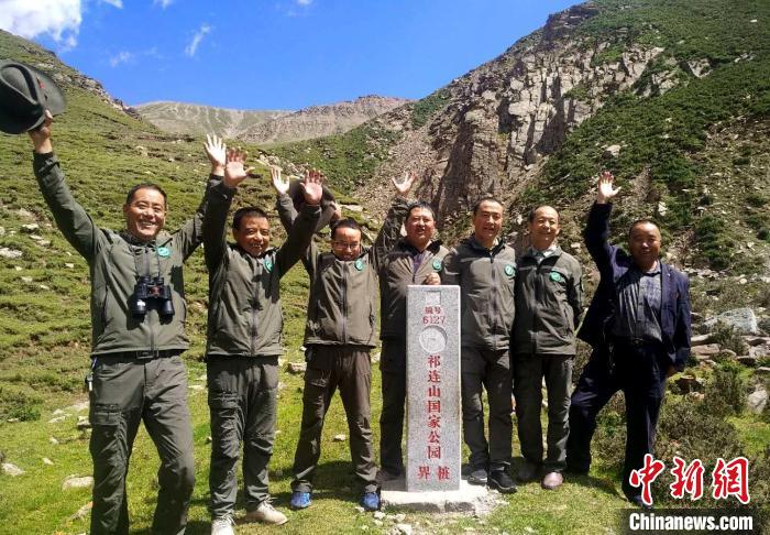 圖為管護(hù)員們難得的一次合影。受訪者供圖