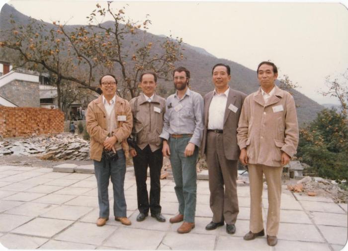 1987年早期脊椎動物國際研討會在中國舉行，劉玉海先生(右一)與中外同行專家合影?！avin Young(澳大利亞) 供圖