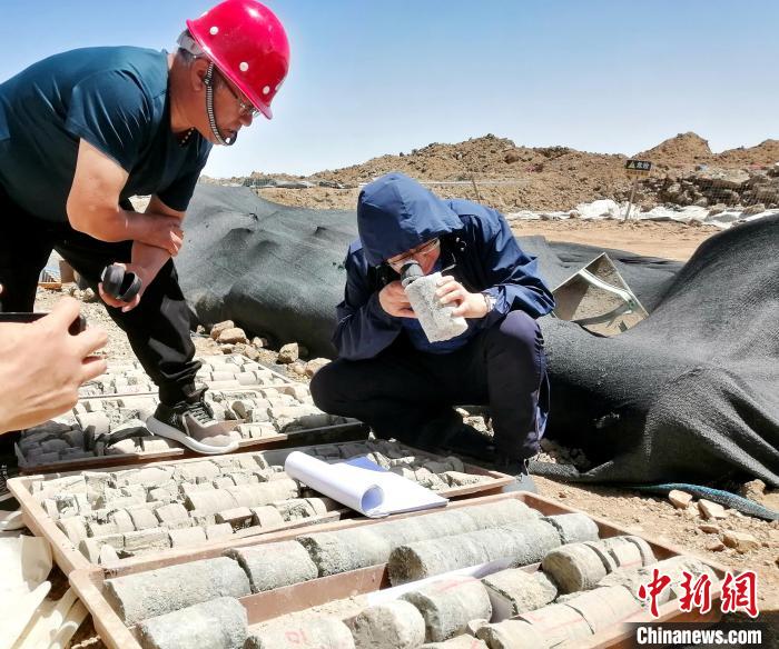 圖為地質(zhì)專家觀察含鹽地層。(資料圖) 柴綜院 供圖