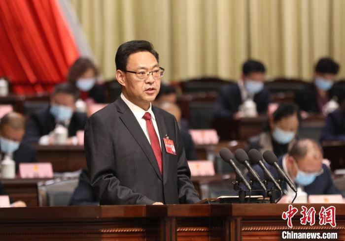 圖為青海省西寧市人民政府代市長(zhǎng)石建平作政府工作報(bào)告?！∑钤鲚?攝
