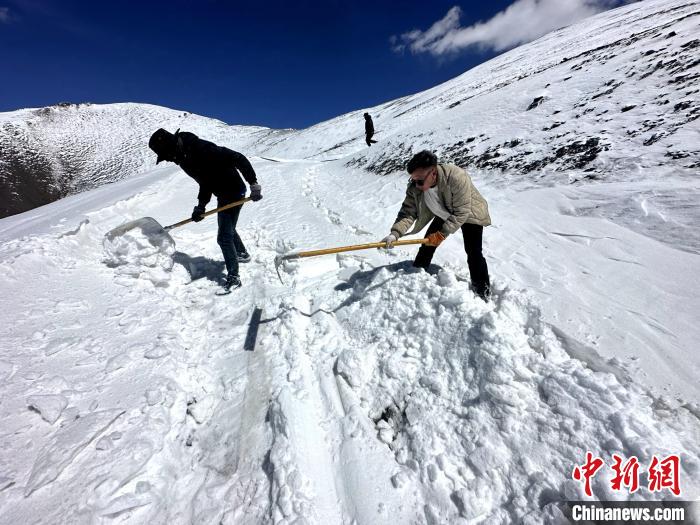 圖為生態(tài)管護人員在巡護道路上清雪?！《“瓦_杰 攝