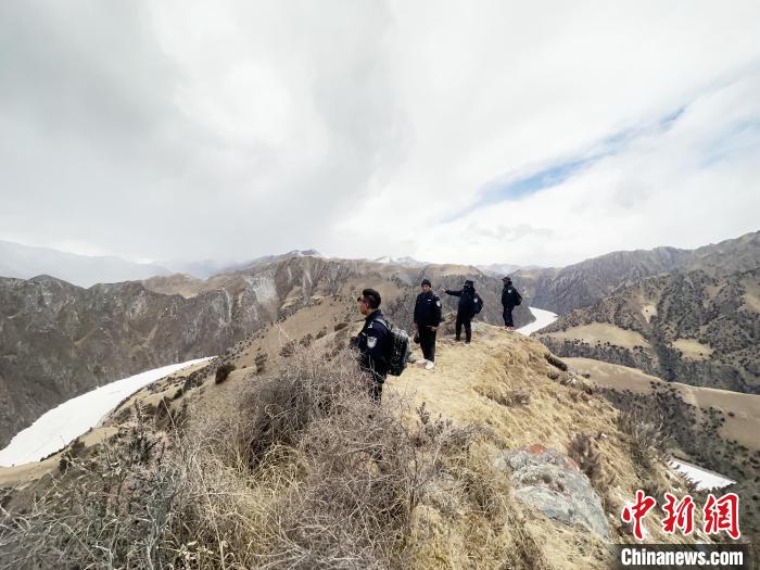 圖為曲麻萊縣崗當村的生態(tài)管護人員開展巡護?！《“瓦_杰 攝
