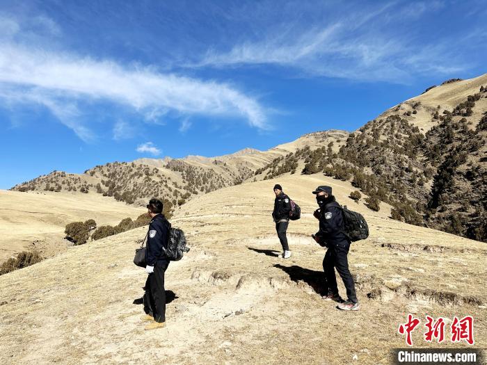 圖為生態(tài)管護人員開展巡護?！《“瓦_杰 攝