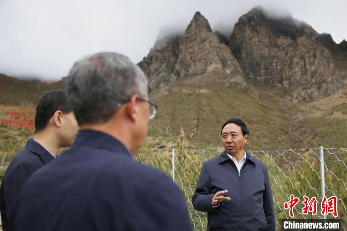 圖為西藏自治區(qū)人大常委會副主任、拉薩南北山綠化指揮部副總指揮江白(右)。　貢確 攝