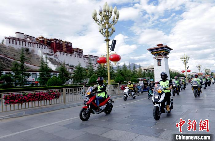 圖為2023年極地G219集結(jié)賽暨金卡納場(chǎng)地賽選手途經(jīng)拉薩布達(dá)拉宮?！∮文恋厍蚬﹫D