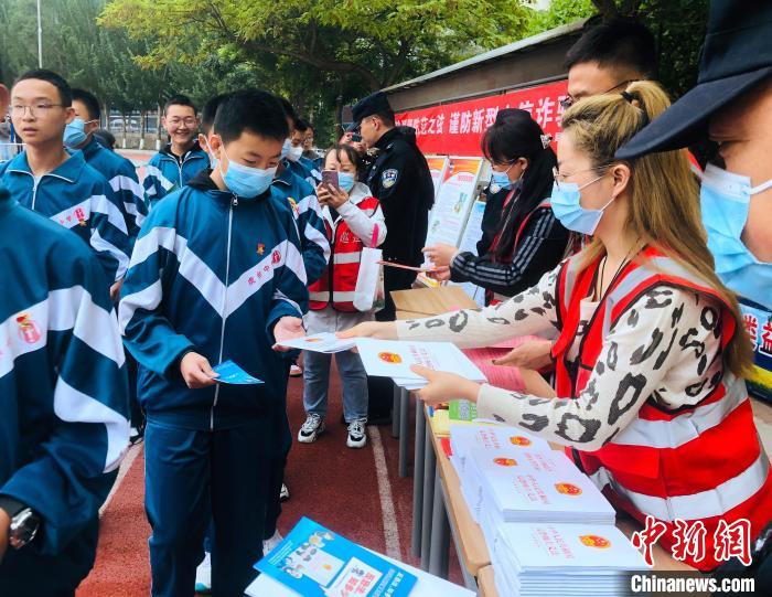圖為西寧市法制宣傳進校園?！∥鲗幨谐俏鲄^(qū)供圖