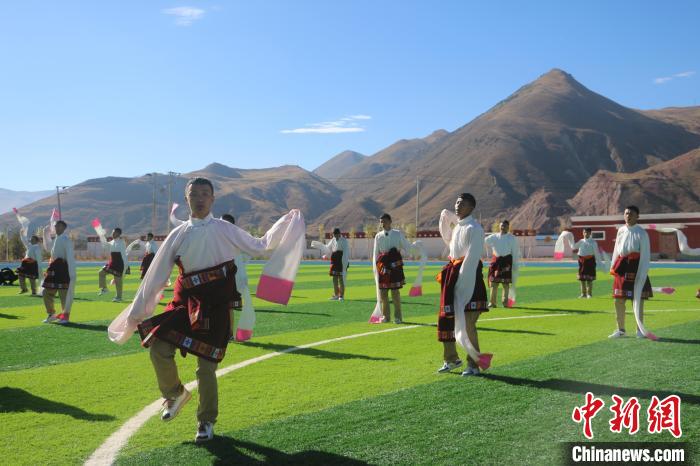 圖為青海師范大學(xué)附屬玉樹(shù)實(shí)驗(yàn)學(xué)校學(xué)生在綠茵場(chǎng)跳起囊謙古舞—卓根瑪?！〕逃?攝