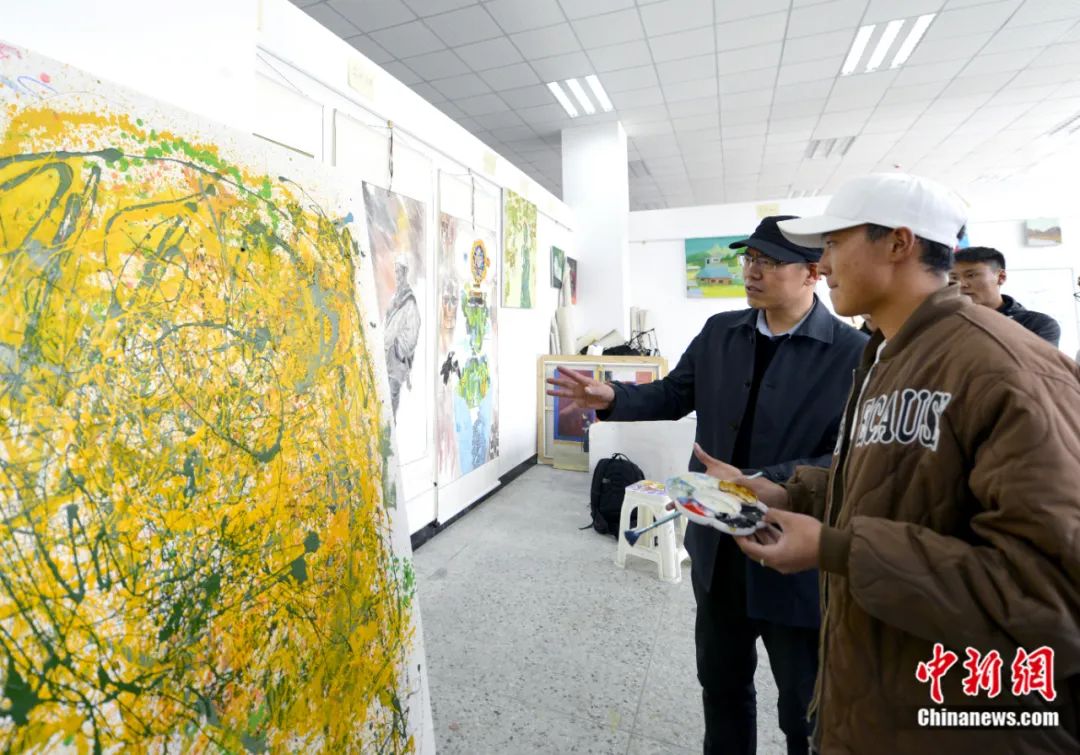 劉洋在課堂上指導(dǎo)學(xué)生繪畫技巧。<a target='_blank' href='/'><p  align=