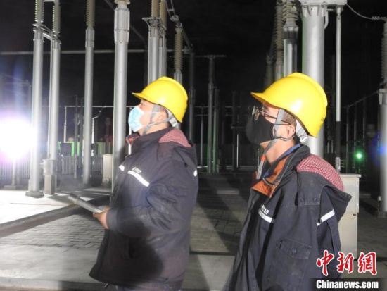 圖為5月10日凌晨，國網(wǎng)青海檢修公司柴達木換流站運維人員在進行柴拉直流系統(tǒng)停電操作。　姚曉英 攝