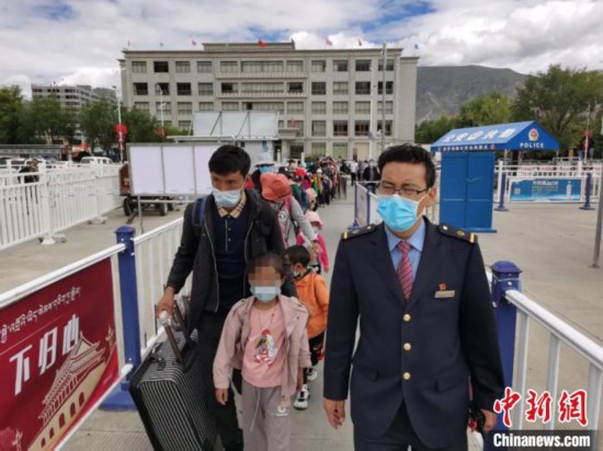 圖為拉薩車站工作人員為西藏先心病患兒和陪同人員提供“綠色”接力幫扶，并開通了專門通道，讓他們快速進(jìn)站上車。拉薩車站 供圖