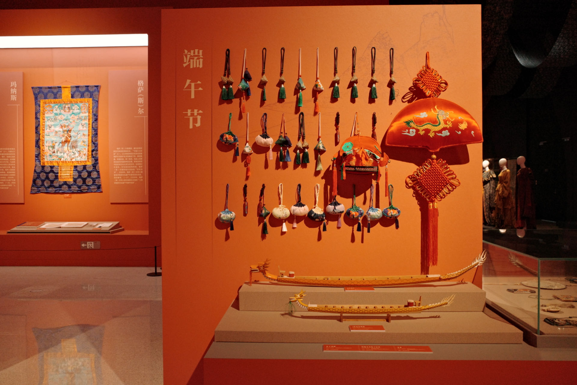 “氣象萬千——中國非遺保護實踐主題展”展示了端午節(jié)主題的非遺。人民網(wǎng)記者 劉微攝