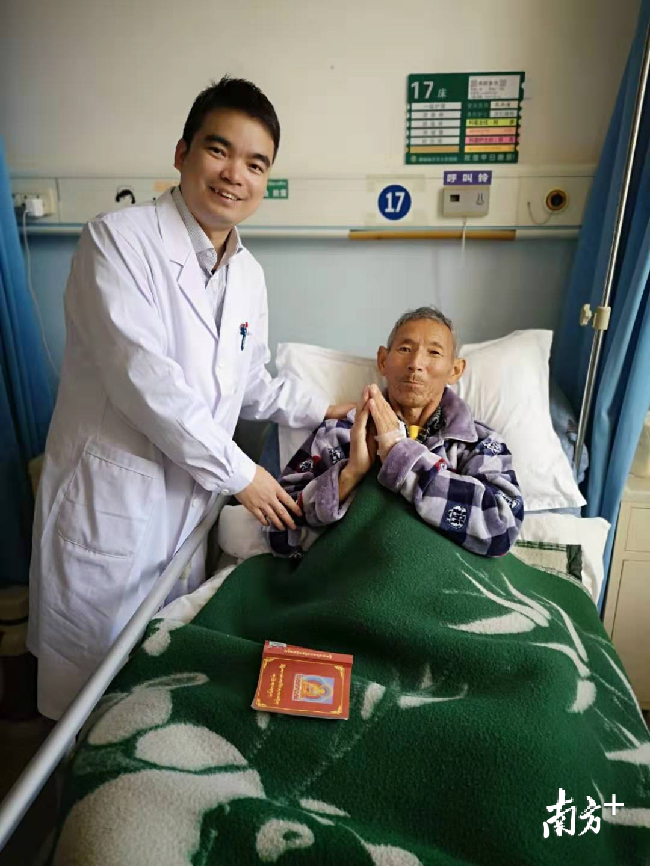 李英儒給阿伯實施了林芝地區(qū)首例腹腔鏡胃癌根治術(shù)，術(shù)后阿伯恢復(fù)良好。