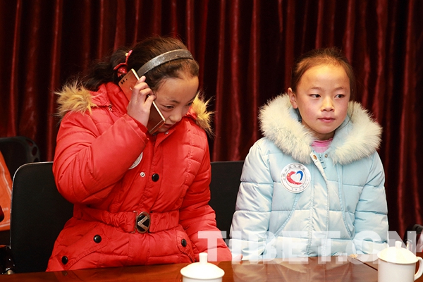 圖為澤旺卓瑪與志愿者阿姨通電話。攝影：陳衛(wèi)國