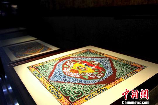 圖為藏式建筑傳統(tǒng)圖案?！?zhí)砀?攝