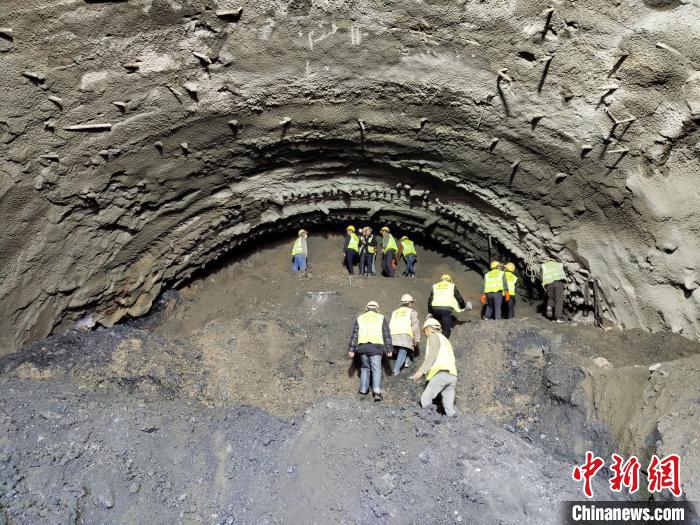 圖為久馬高速查針梁子隧道施工現(xiàn)場?！⊥貔i 攝