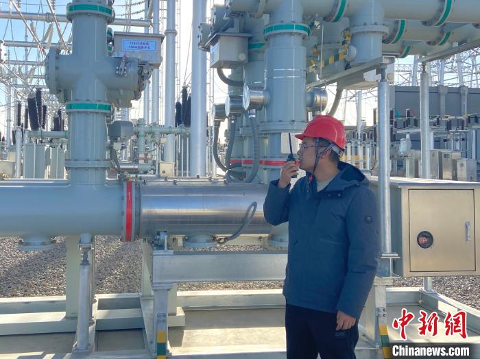 圖為國網(wǎng)青海檢修公司專業(yè)人員在沙柳變電站驗收設(shè)備?！√岂?攝