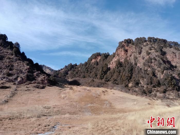 圖為坎布拉外圍地區(qū)的古火山口。孫揚(yáng)益 供圖 孫揚(yáng)益 供圖 攝