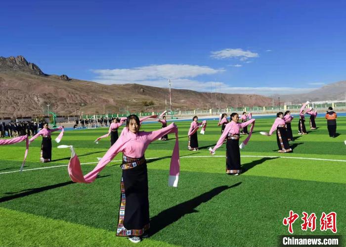圖為青海師范大學(xué)附屬玉樹實驗學(xué)校學(xué)生在綠茵場跳起囊謙古舞—卓根瑪?！“讋?攝