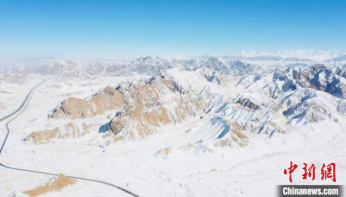 圖為無(wú)人機(jī)航拍高原雪景?！《继m縣融媒體中心供圖