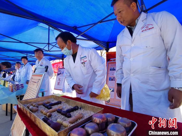 圖為青海省循化縣的國家級非遺項目尤闕療法的器械展示?！?zhí)砀?攝